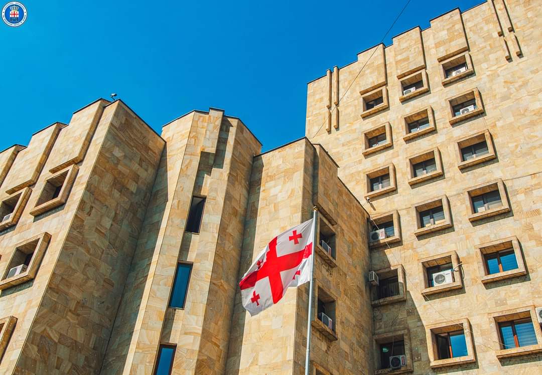 პროკურატურამ ტყიბულის მერიის თანამშრომელს ძალადობის ფაქტზე ბრალი წარუდგინა