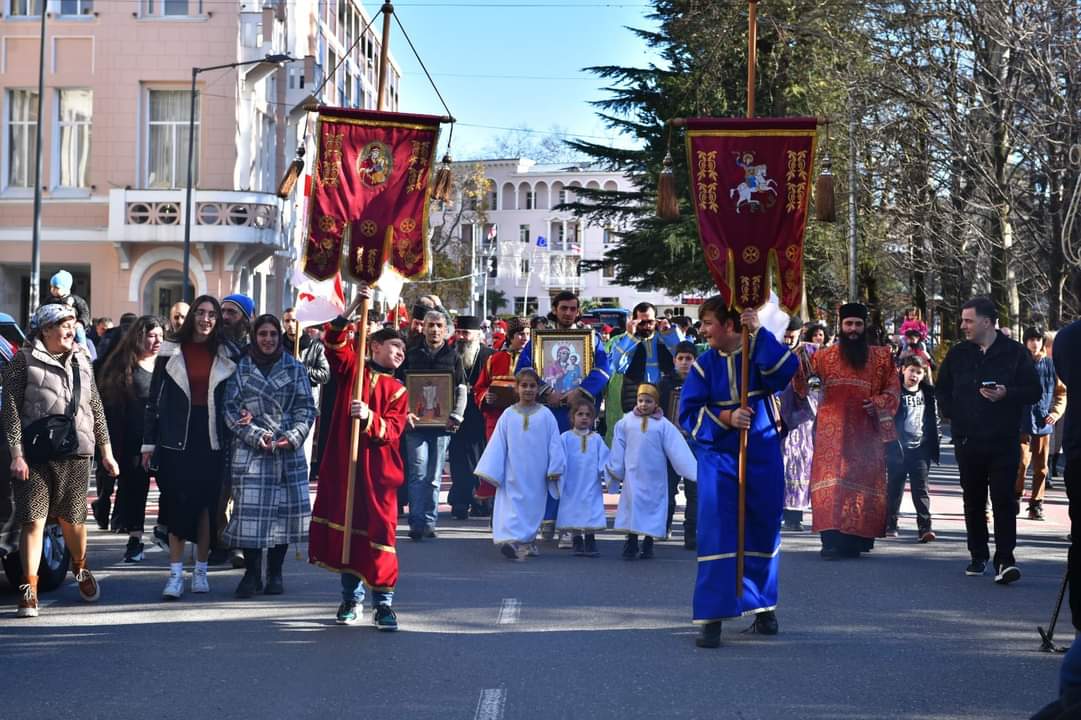 დღეს ქუთაისში საშობაო მსვლელობა-ალილო გაიმართა