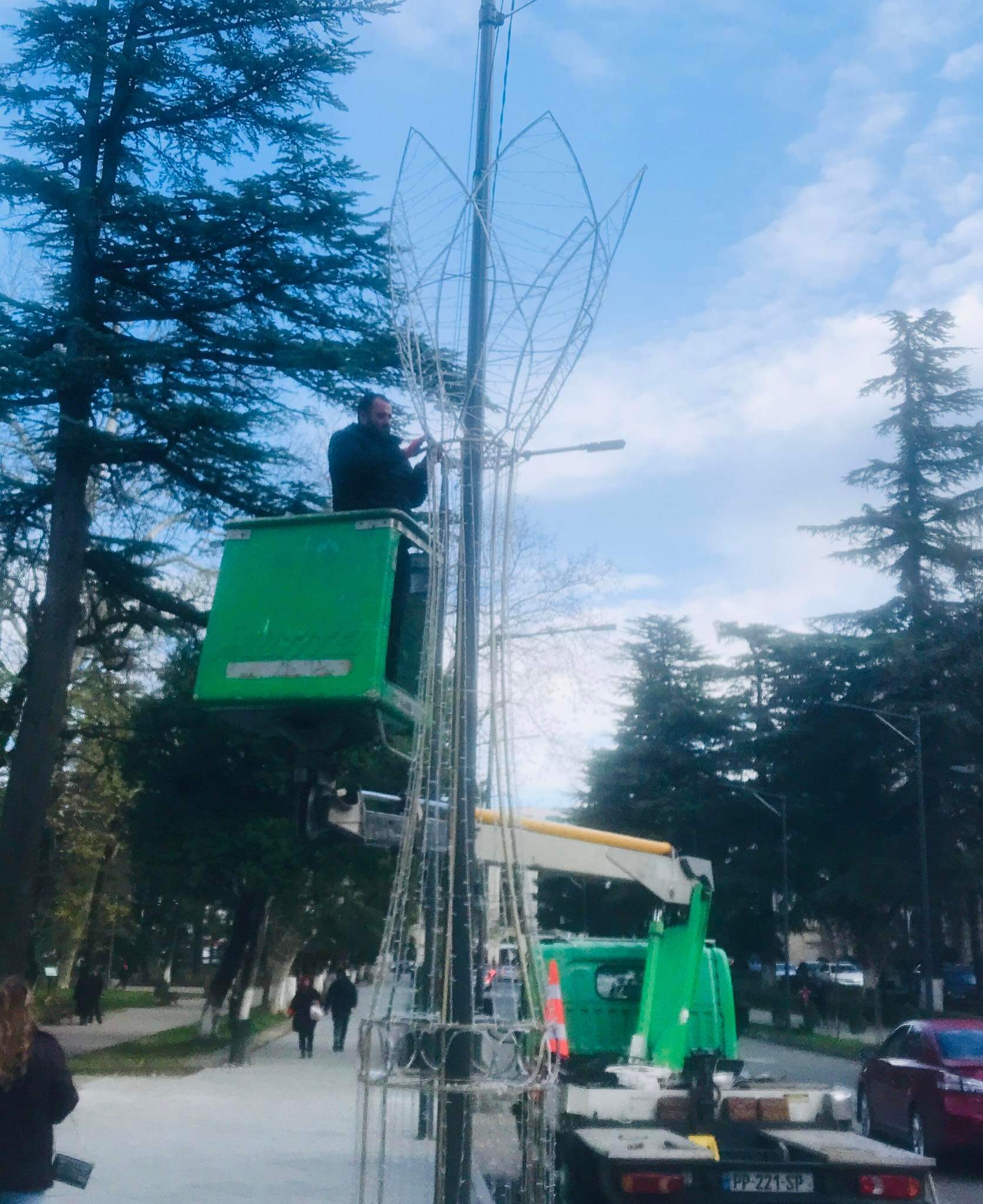 ქუთაისში საახალწლო დეკორაციების მონტაჟი დაიწყო 