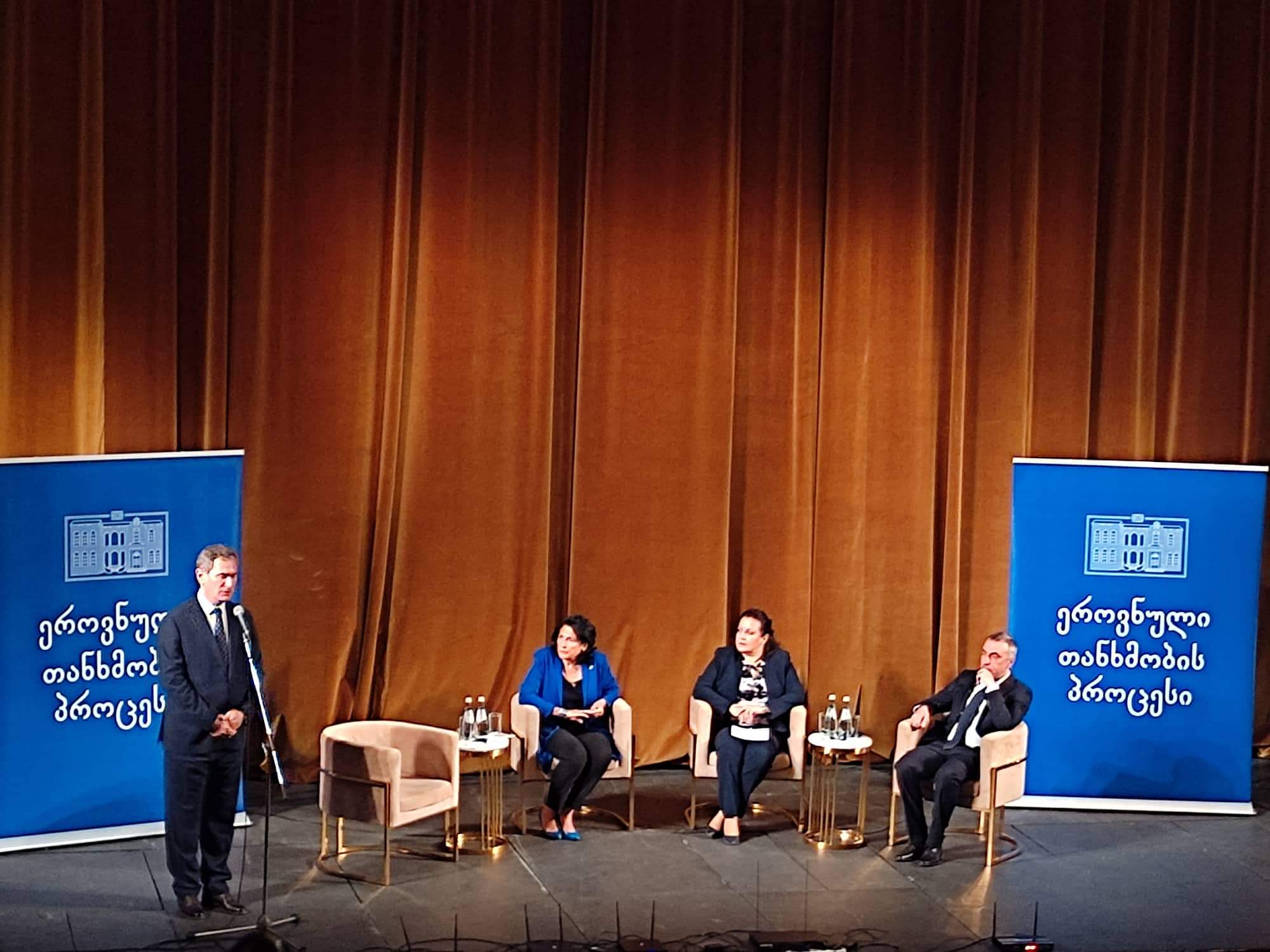 საქართველოს პრეზიდენტი ქუთაისში საზოგადოების წარმომადგენლებს ხვდება