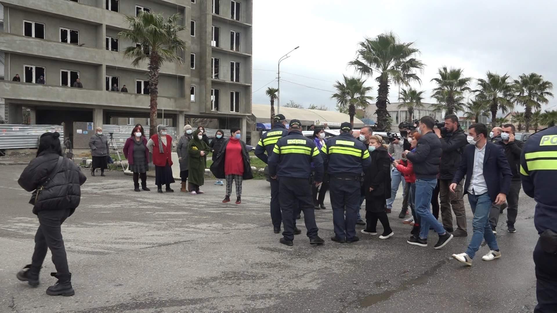  დევნილებმა დღეს აღმაშენებლის გამზირის გადაკეტვა სცადეს