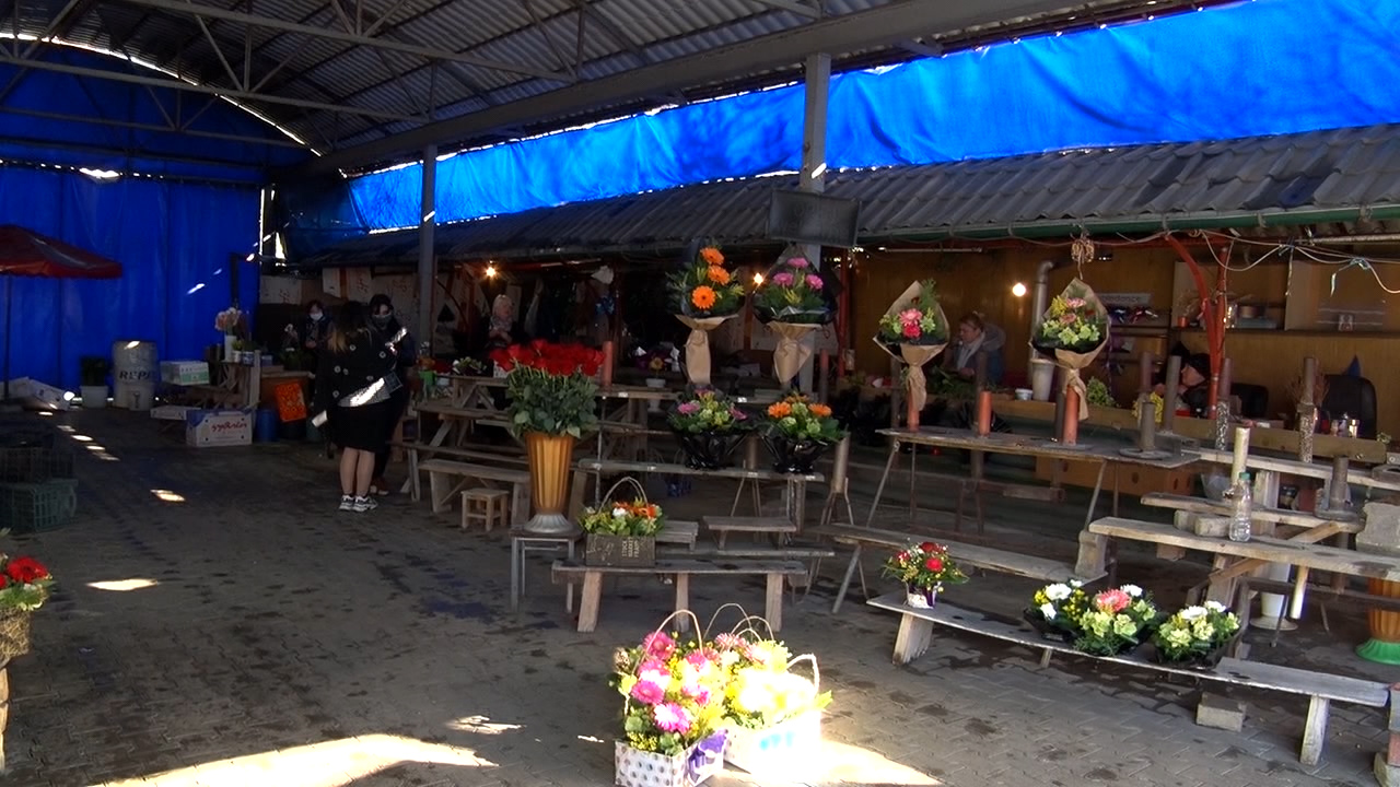  ყვავილებით გარემოვაჭრეებს ქუთაისის მერია ბაზრის ტერიტორიაზე შესვლას სთავაზობს