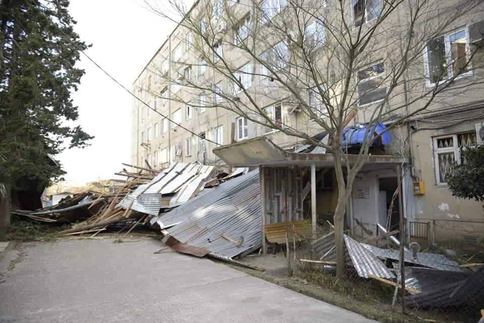 ქუთაისში ქარის სიმძლავრემ კიდევ უფრო მოიმატა 