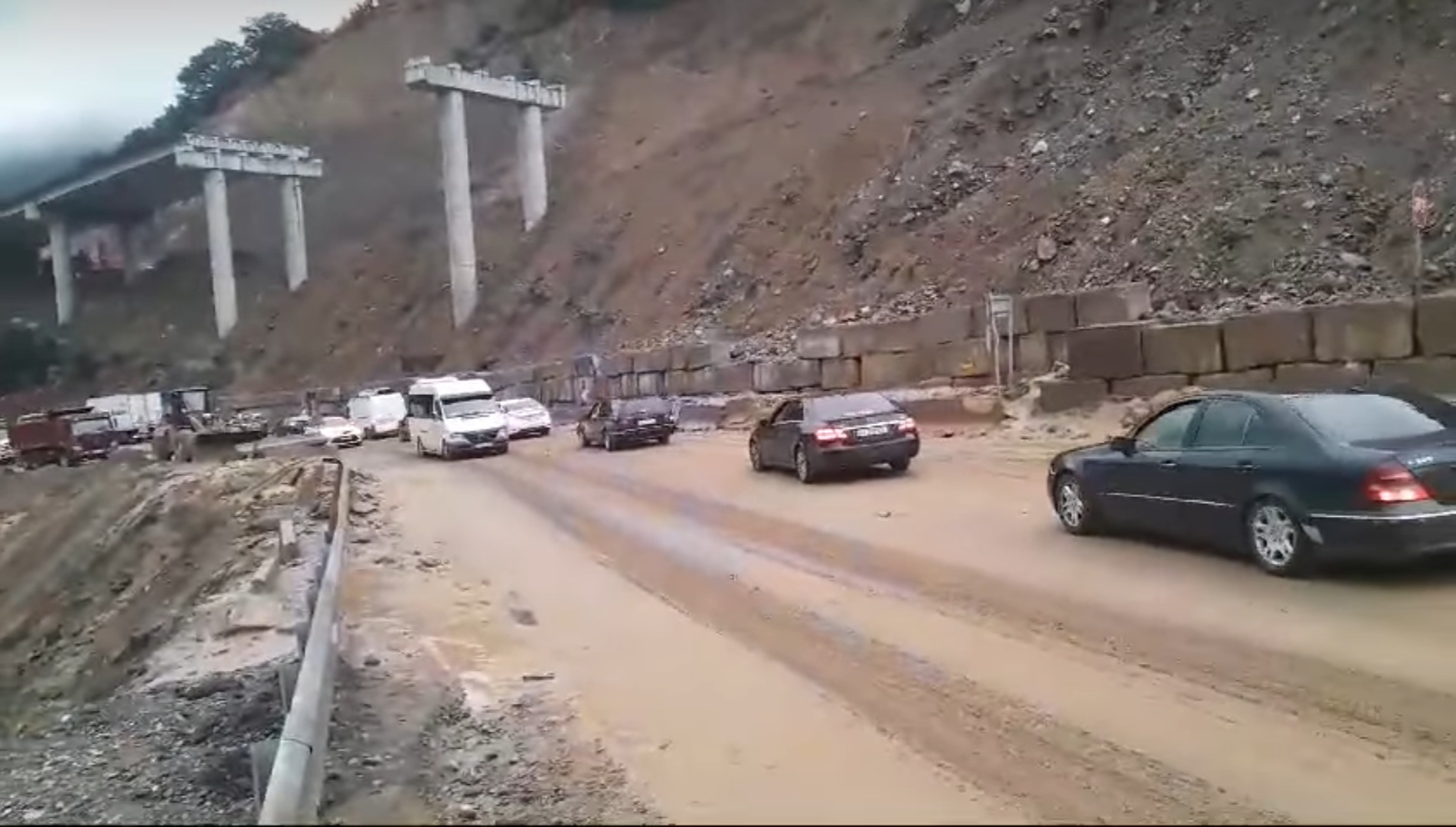რიკოთის უღელტეხილზე მეწყერი არ ჩამოწოლილა-საავტომობილო გზების დეპარტამენტი 