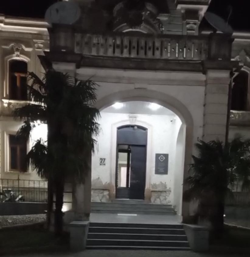 ქუთაისში ჟურნალისტმა სახელმწიფო უსაფრთხოების სამსახურის შენობის წინ თვითმკვლელობა სცადა