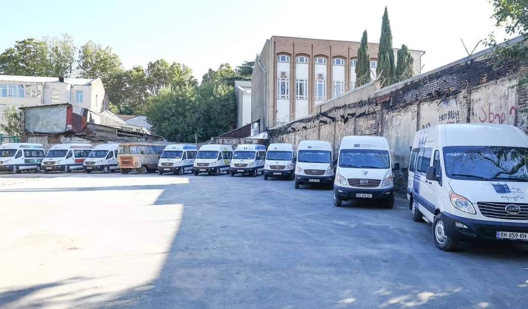 ქუთაისის ორ თეატრს კულტურის სამინისტრომ ახალი მიკროავტობუსები გადასცა