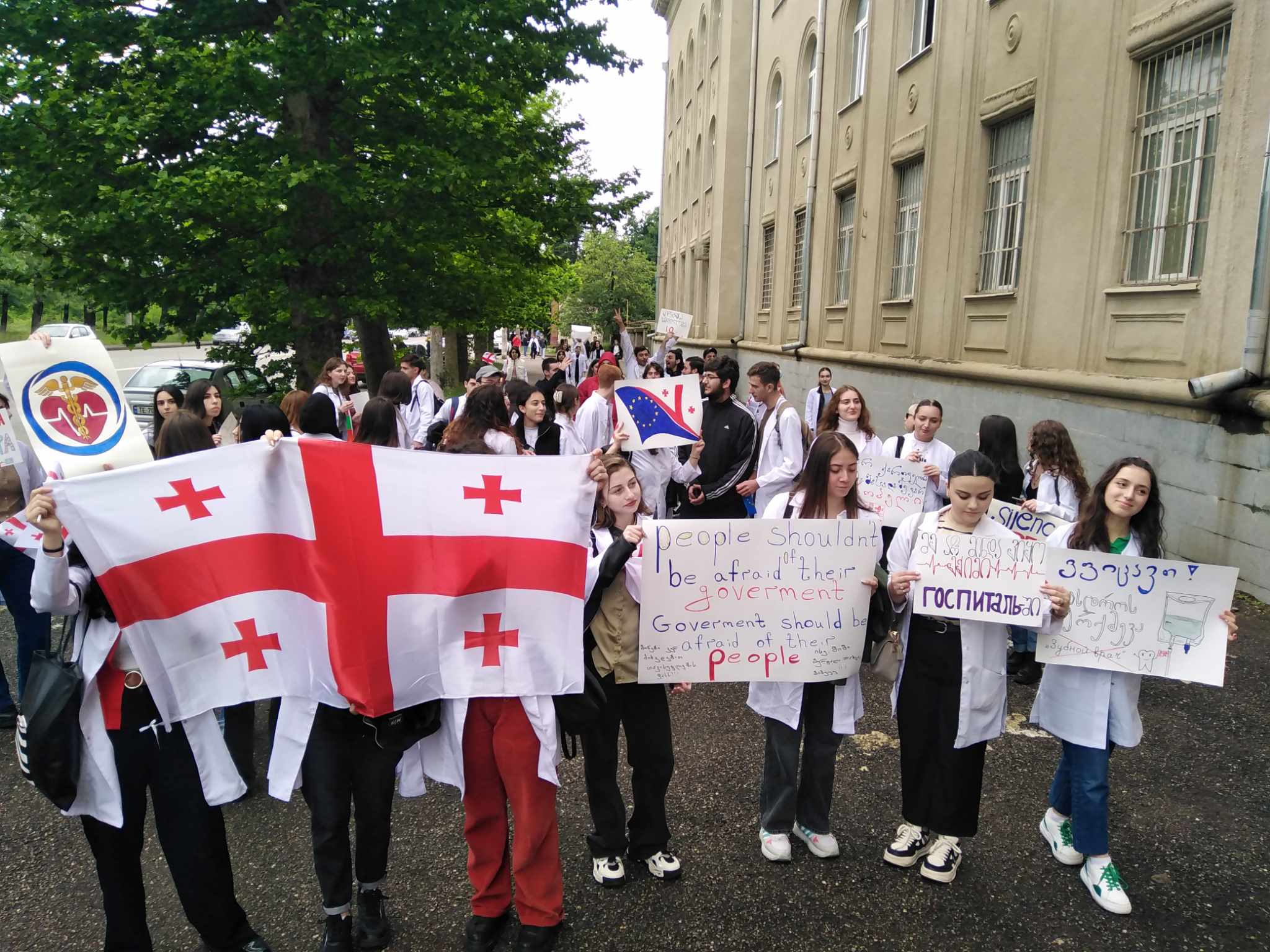აქცია თეთრ ხალათებში- აწსუ-სამედიცინო ფაკულტეტის სტუდენტების პროტესტი