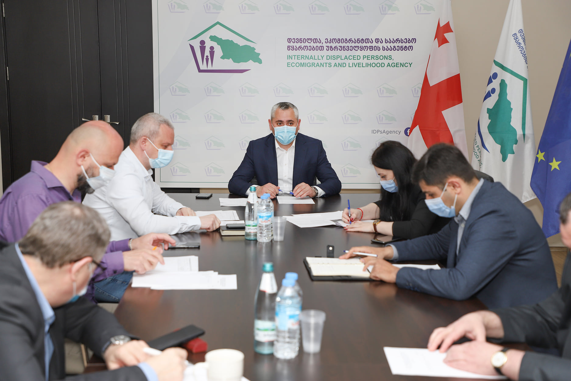 დევნილთა, ეკომიგრანტთა და საარსებო წყაროებით უზრუნველყოფის სააგენტო მენაშენეების პროექტის ფარგლებში, დევნილი ოჯახების განსახლების მიზნით, თბილისსა და ქუთაისში ბინებს შეისყიდის