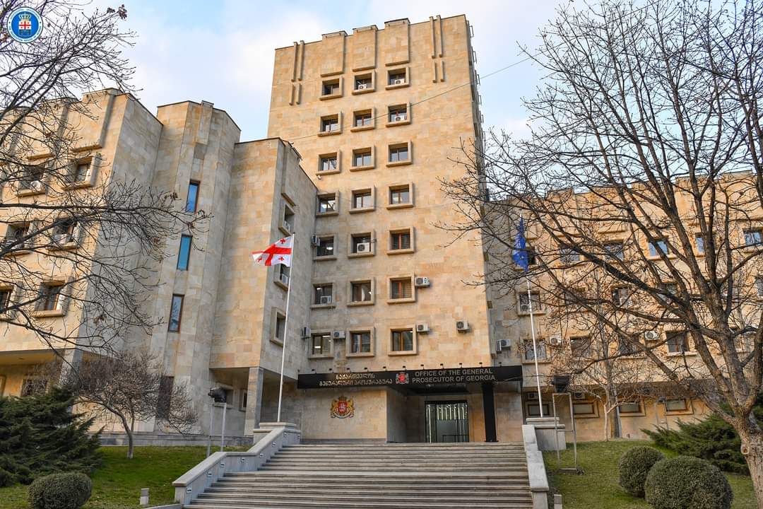 საჩხერეში ცოლის ცემასა და გაუპატიურებაში ბრალდებულ მამაკაცს ბრალდება წარედგინა