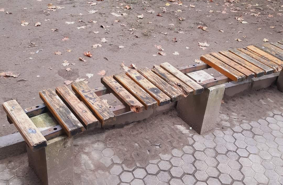 ქუთაისის ცენტრალურ ბულვარში სკამები დამტვრეულია