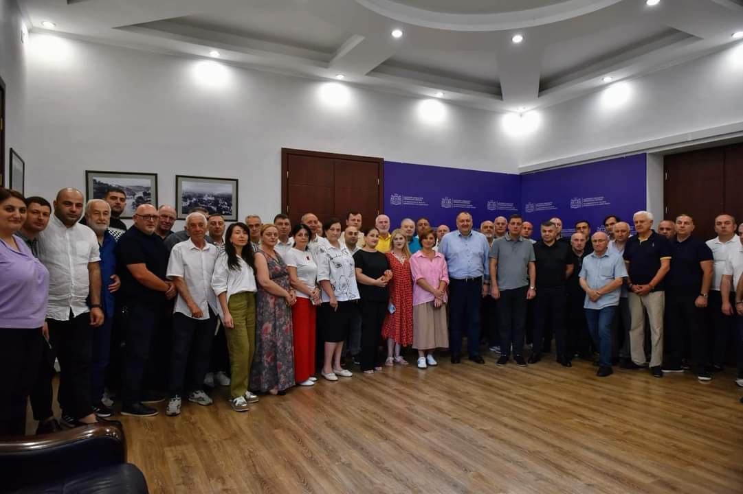 ქუთაისის მერი თანამშრომლებს დაემშვიდობა-ვინ შეასრულებს მოვალეობას?