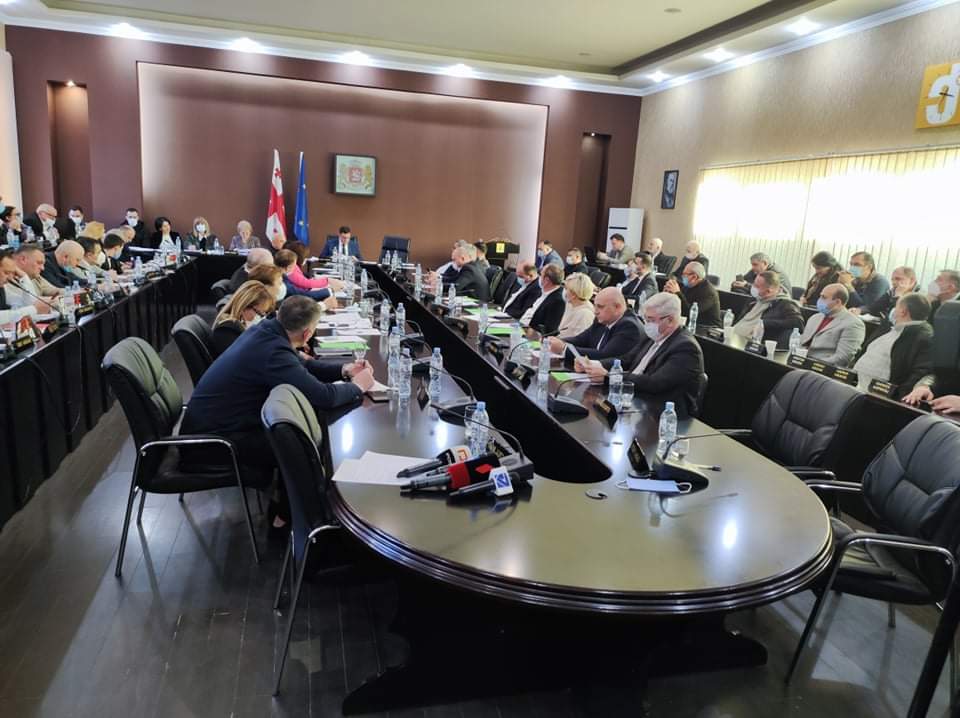 ქუთაისის საკრებულოს ორი წევრი კორონავირუსის დადასტურების გამო დღევანდელ სხდომას ონლაინ დაეწრება