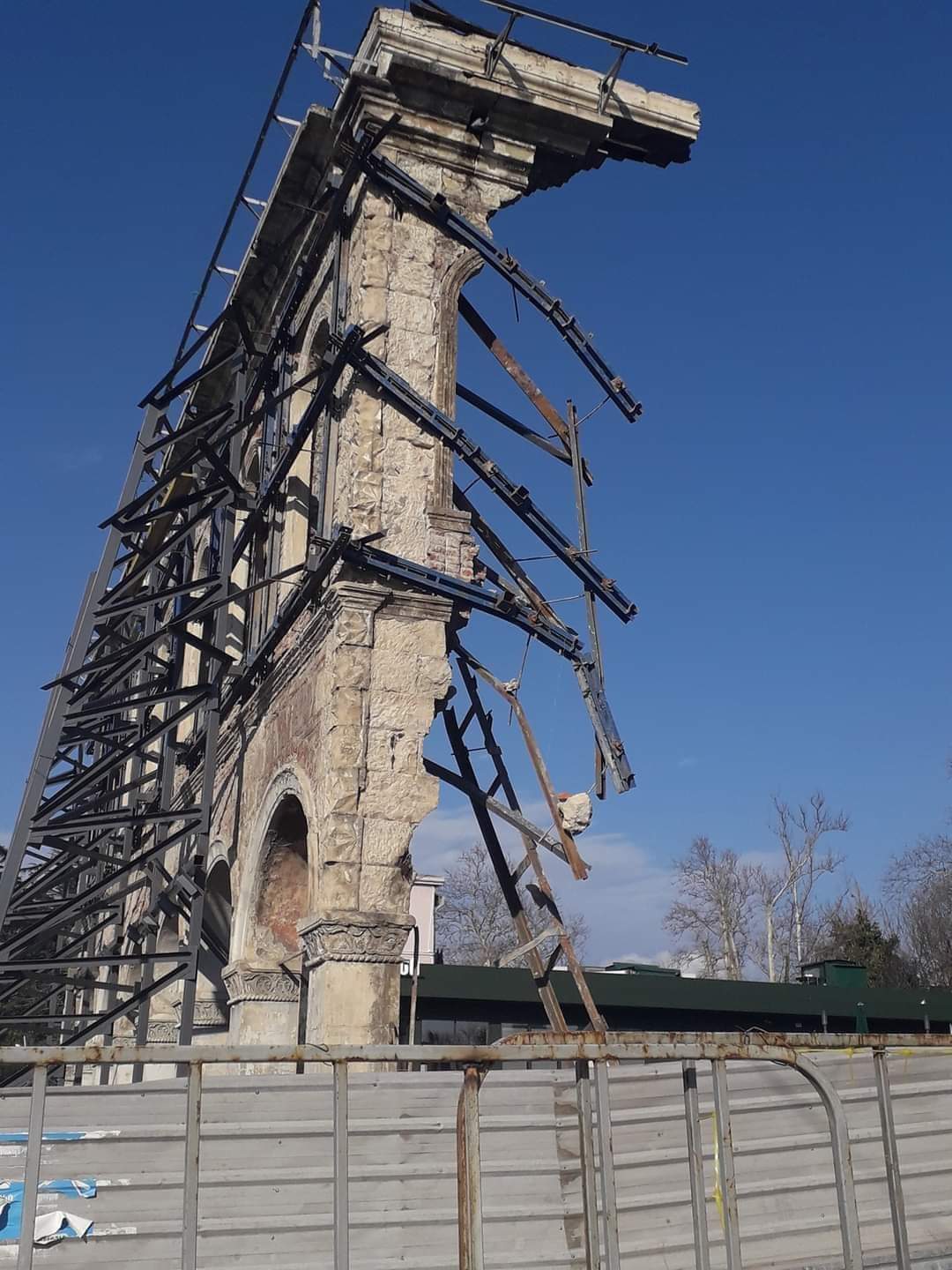 მუზეუმის ყოფილი შენობის რეაბილიტაციის დროს რკინის კარკასი ჩამოიშალა 