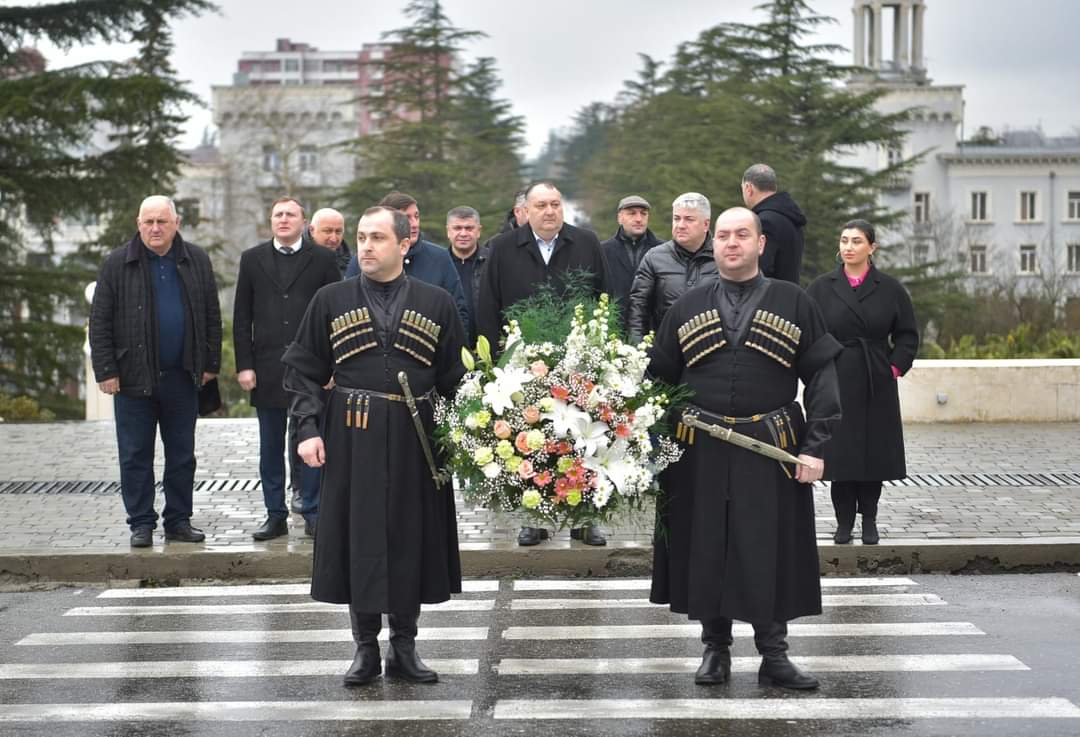 მხარისა და  ქალაქის პირველმა პირებმა დავით აღმაშენებლის ძეგლი ყვავილებით შეამკეს