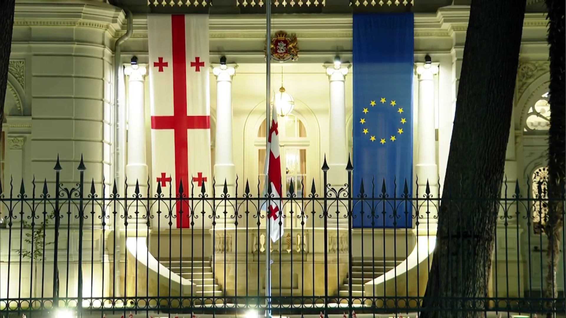 პრეზიდენტის სასახლეზე დროშები დაეშვა