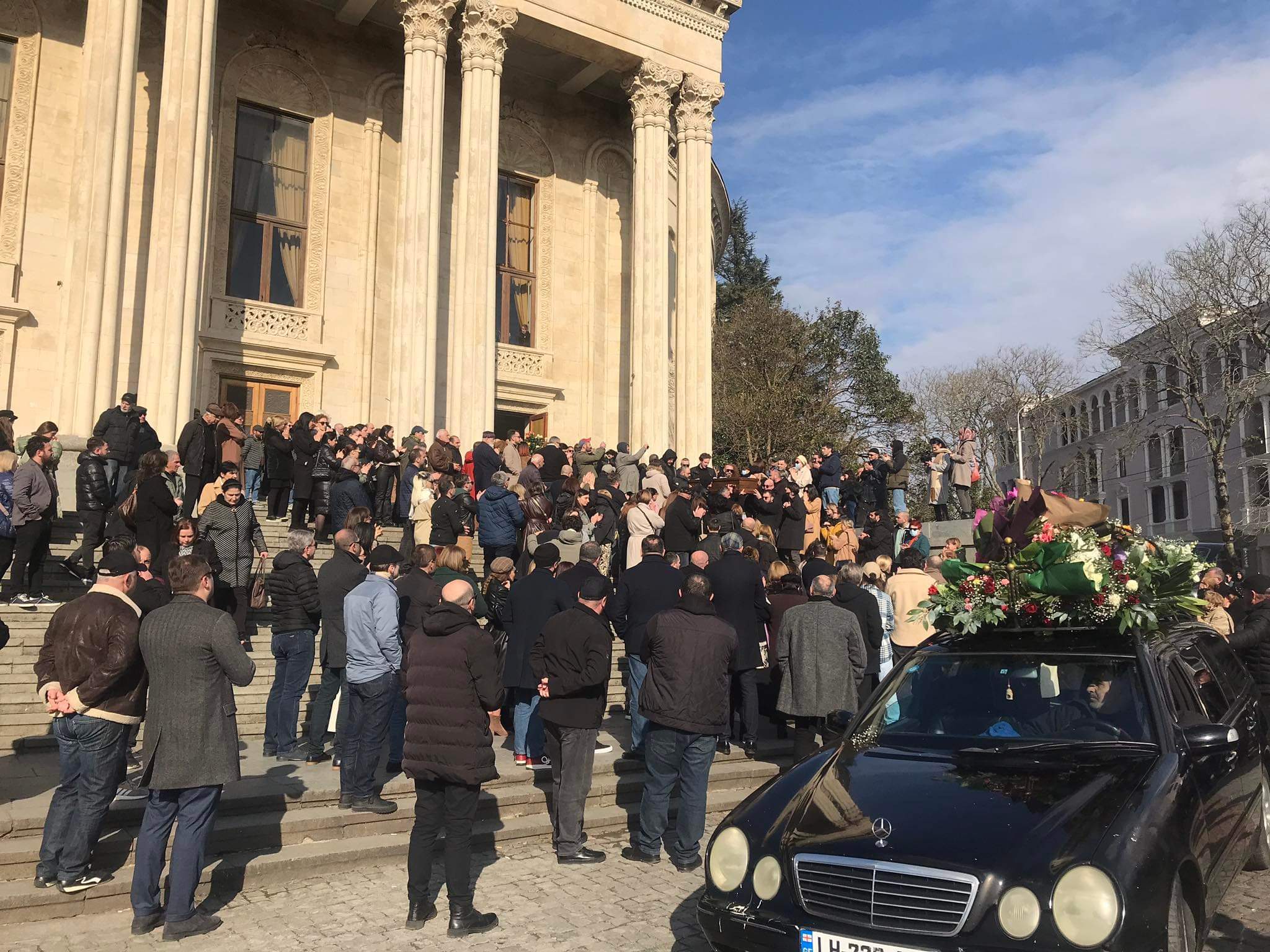 მსახიობსა და რეჟისორს რეზი ქაროსანიძეს დღეს დაკრძალავენ