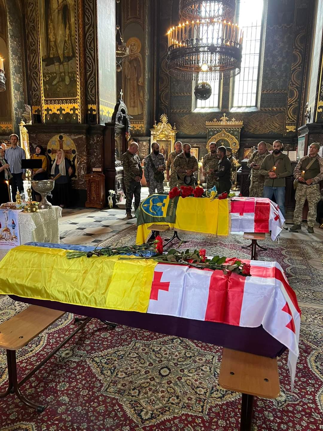 დღეს საქართველოში უკრაინაში დაღუპული ორი ქართველი ჩამოასვენეს,ერთი მათგანი ქუთაისელი მალხაზ კვიჟინაძეა 