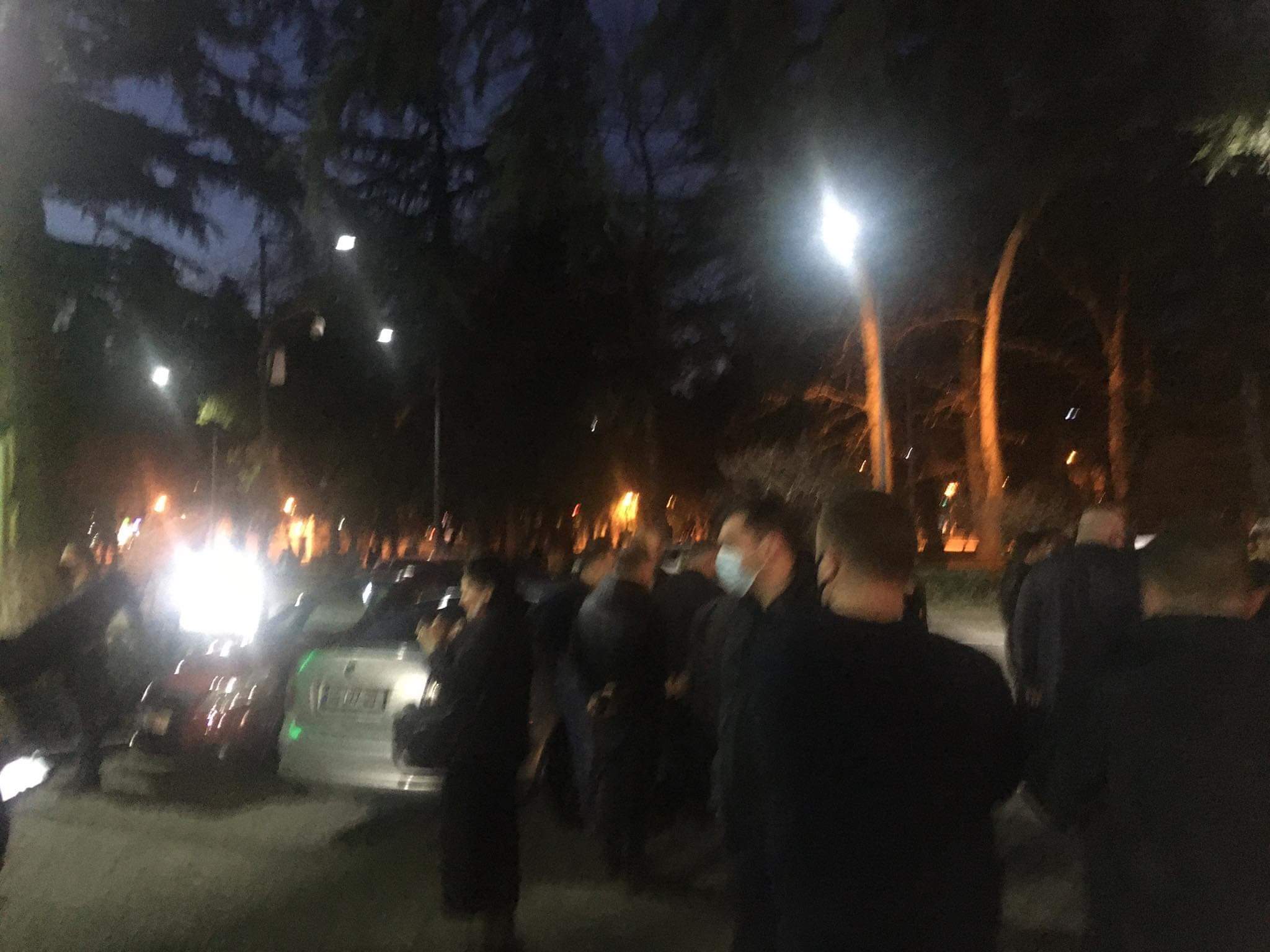 ქუთაისში აქტივისტებმა მერიის შენობაში შესვლა სცადეს,არიან დაკავებულები