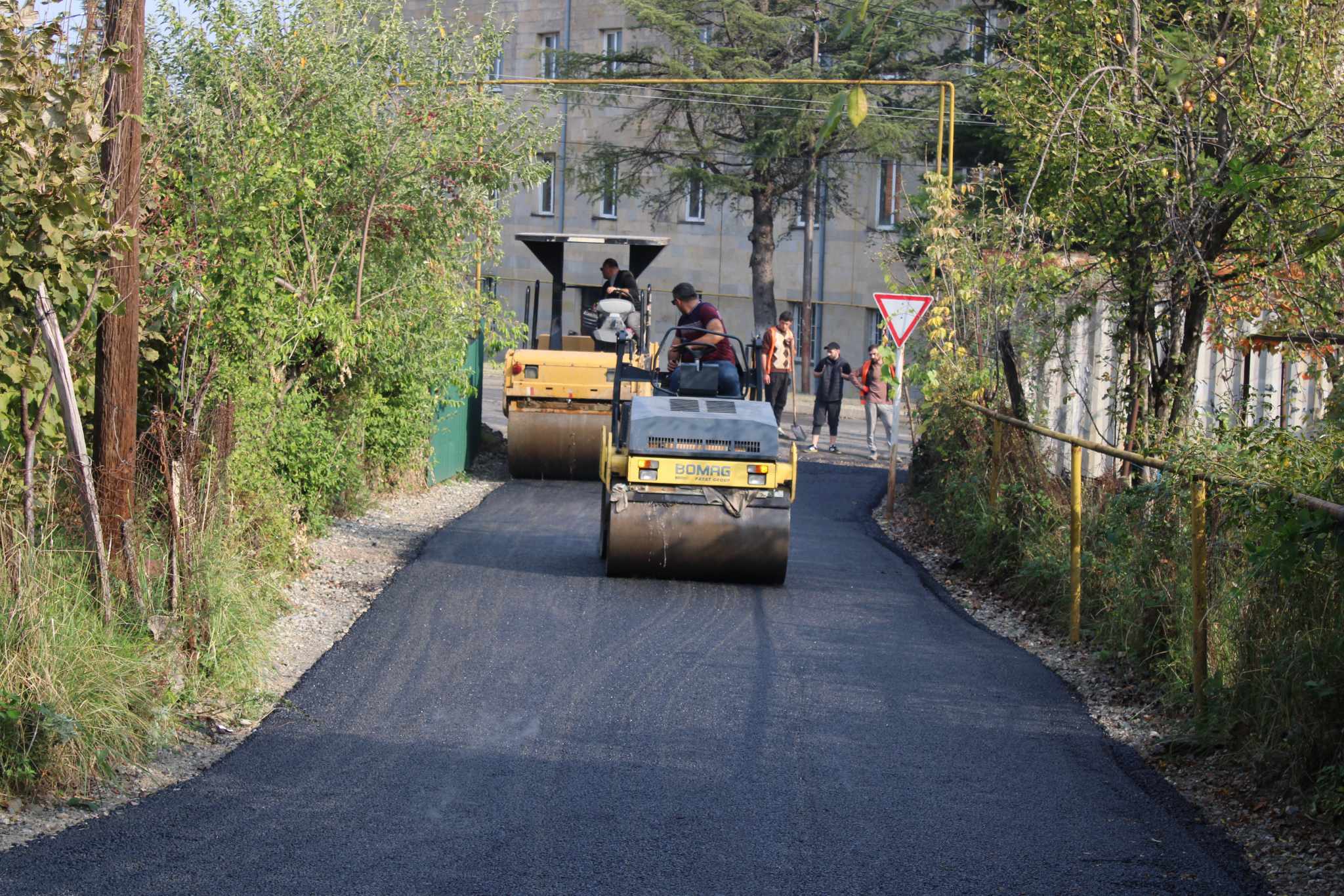 ბაღდათის მუნიციპალიტეტში საგზაო ინფრასტრუქტურული პროექტების სამუშაოები  გრძელდება