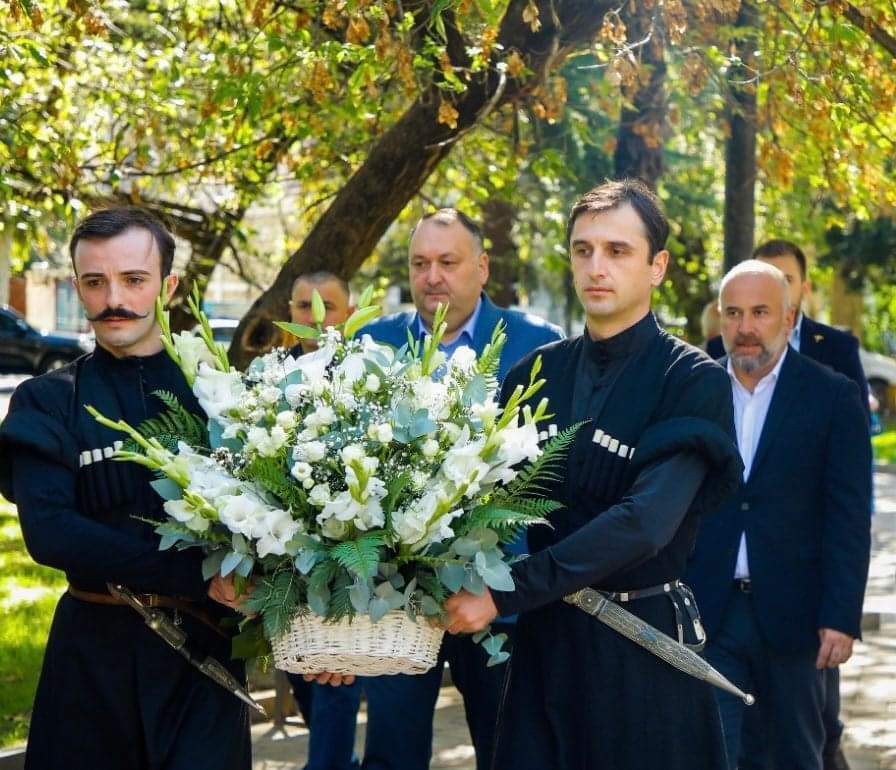 მხარისა და ქალაქის პირველმა პირებმა საქართველოს ერთიანობისათვის დაღუპულთა მემორიალი გვირგვინით შეამკეს