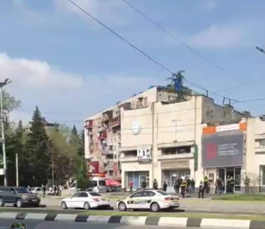 ქუთაისში,საქართველოს ბანკის შენობაში შეჭრილი პირი 2 მილიონს ითხოვს