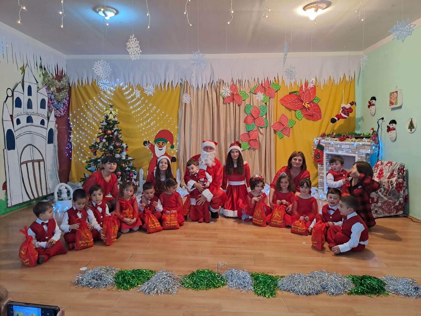 ბაღდათის მუნიციპალიტეტის საბავშვო ბაღების აღსაზრდელებმა საახალწლო საჩუქრები მიიღეს