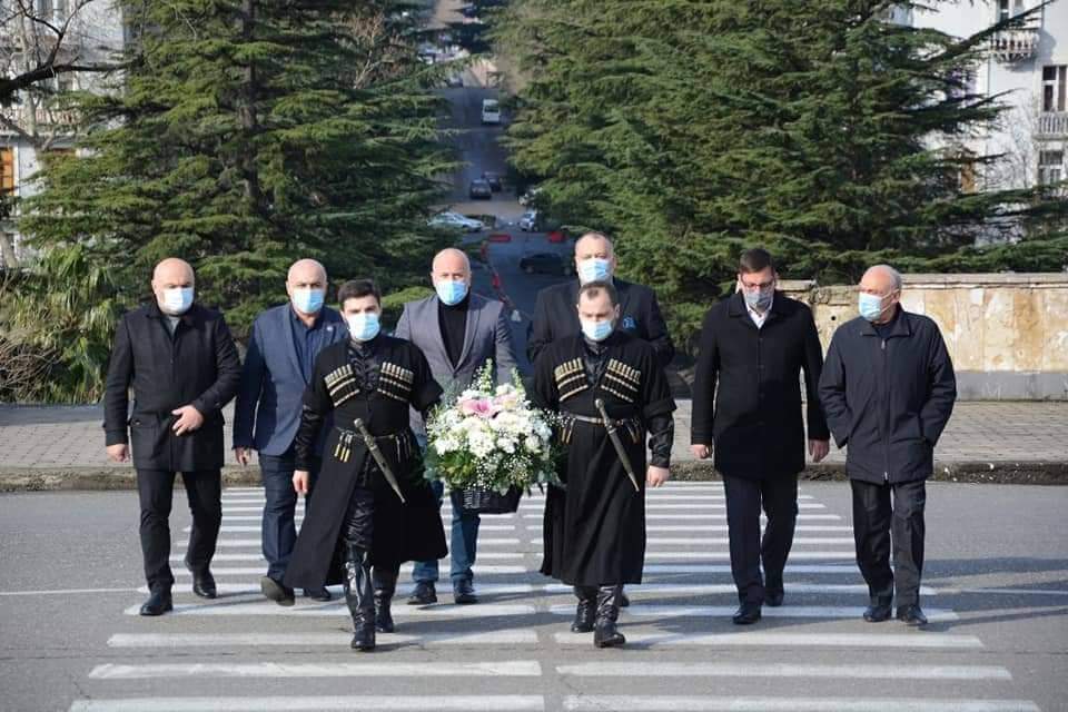 დავით აღმაშენებლის ძეგლი გვირგვინით შეამკეს