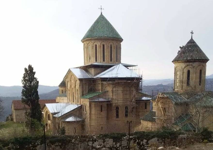 გელათის ღვთისმშობლის შობის სახელობის ტაძარზე დროებითი გადახურვების მოწყობა დასრულდა