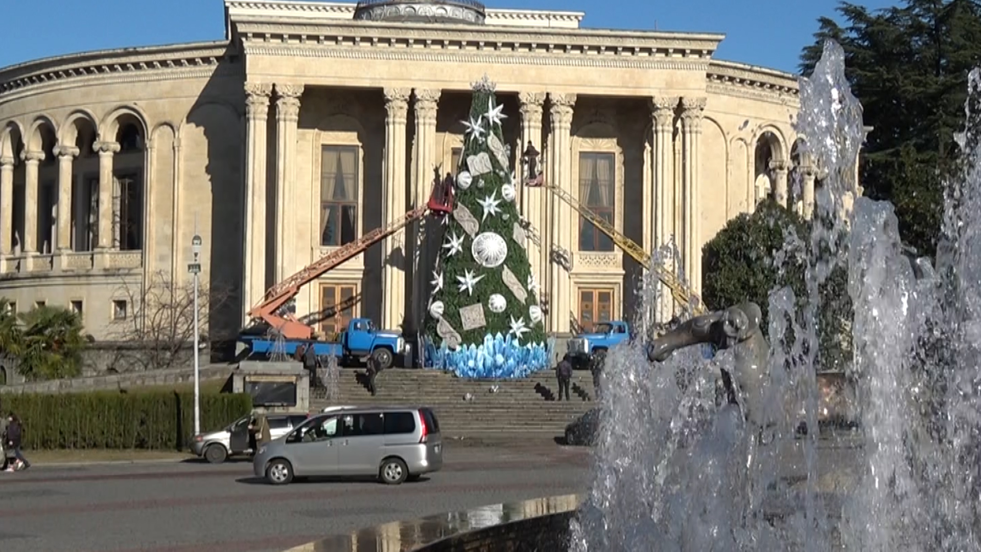 ქალაქის მთავარი ნაძვის ხე დღეს საღამოს აინთება