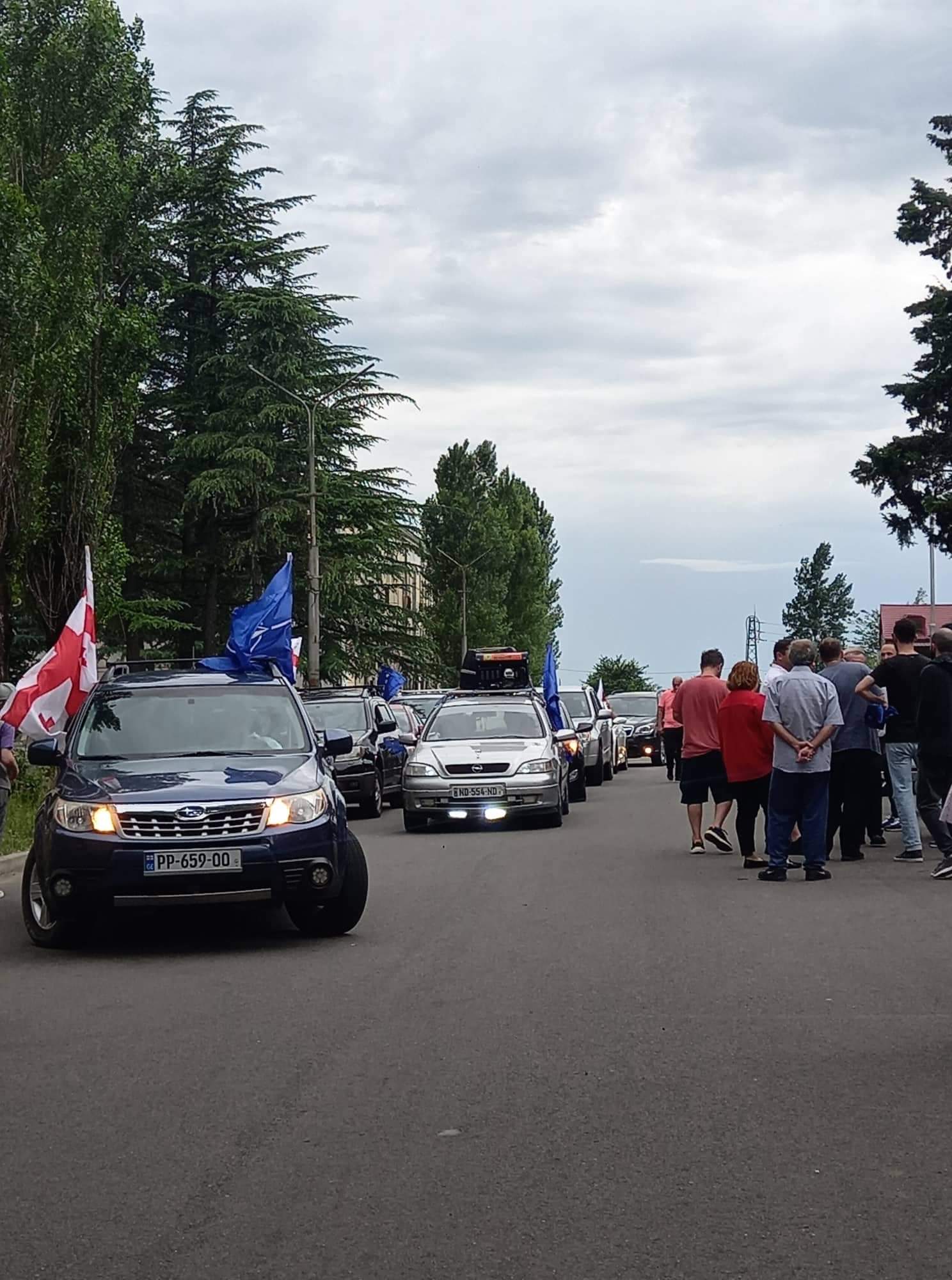 ქუთაისში ამ წუთებში მანქანებით მსვლელობა იმართება