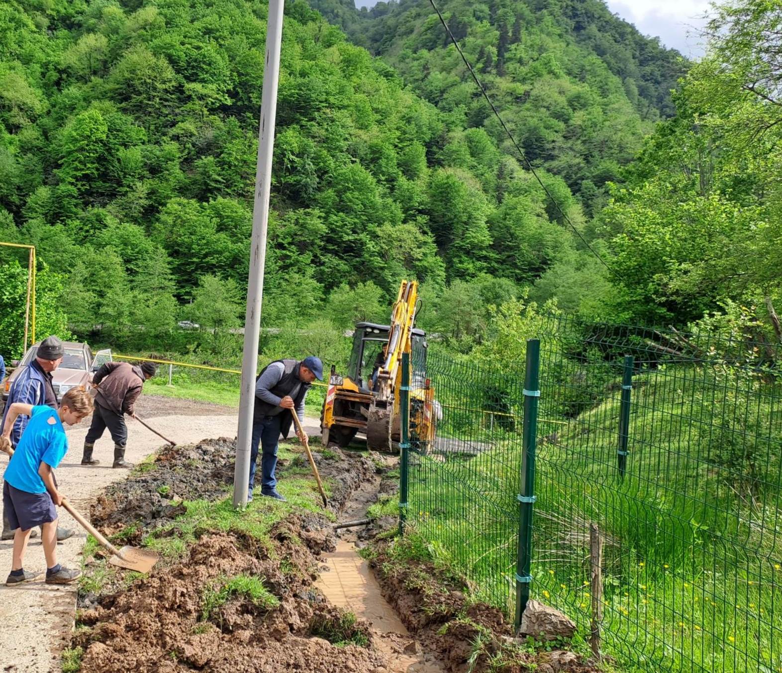 სოფელ წაბლარასხევში, გრუნტის სანიაღვრე არხების მოწყობითი სამუშაოები მიმდინარეობს