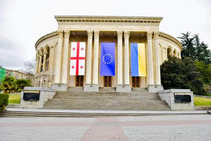 მესხიშვილის თეატრის ფასადზე განთავსებული დროშები ძლიერმა ქარმა დააზიანა