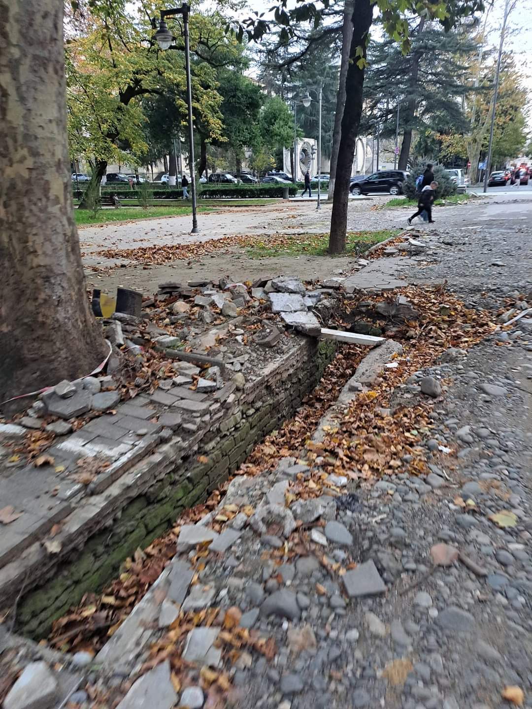 რა ხდება ქუთაისის ცენტრში,ტურისტულ ადგილას?(ფოტოები)