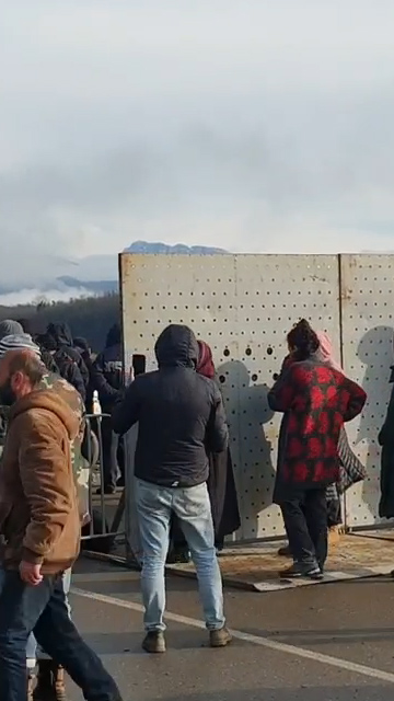 პოლიციამ გუმათჰესთან რკინის ჯებირები აღმართა