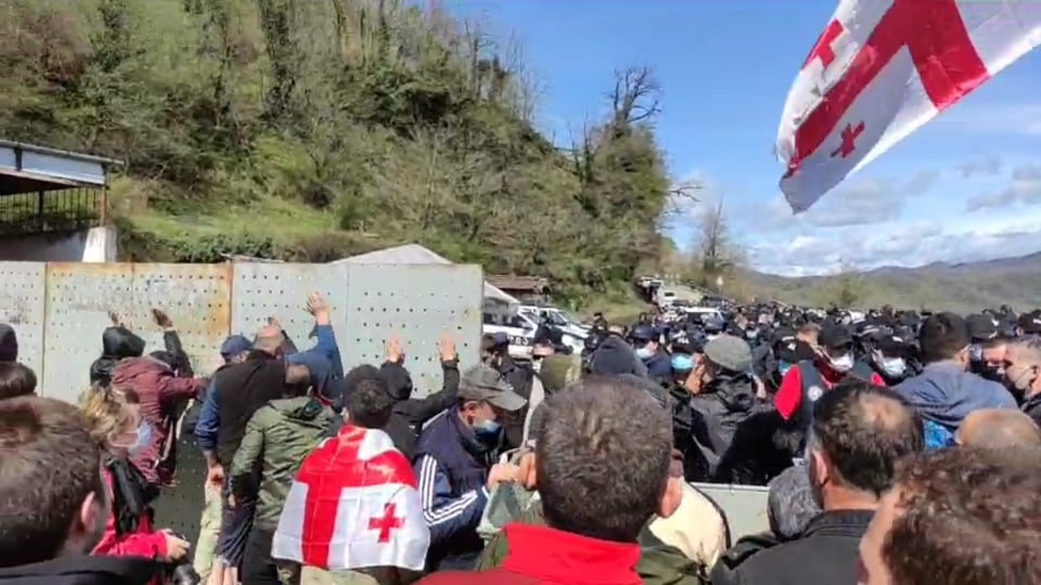 მოსახლეობა და აქტივისტები რკინის ჯებირების არსებობას აპროტესტებენ
