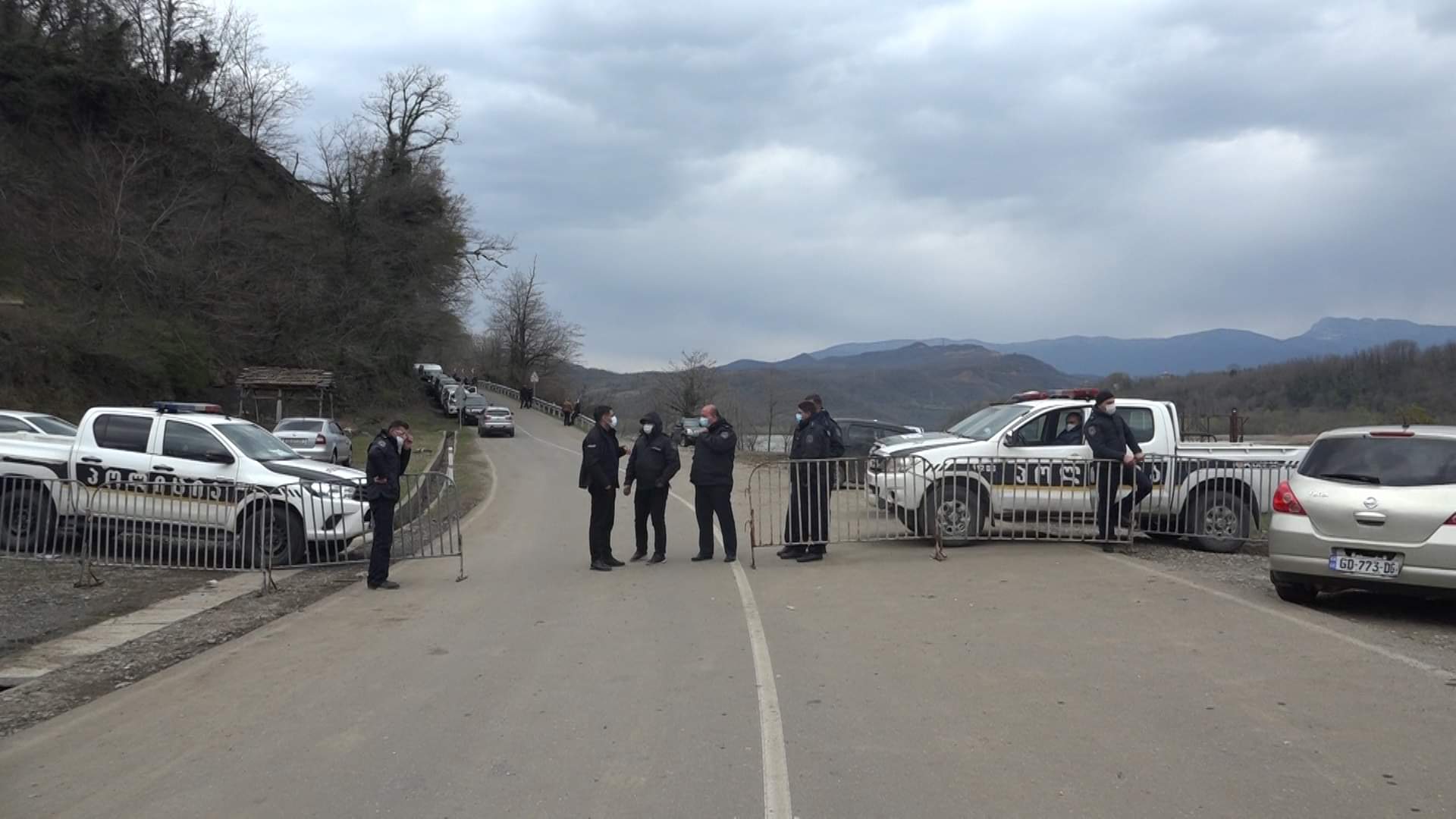 მესამე დღეა გუმათჰესთან პოლიციას გზა აქვს გადაკეტილი-ადგილზე კარავია გაშლილი
