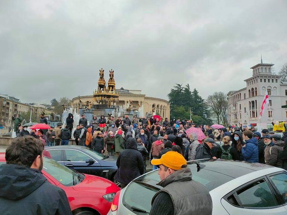 ნამახვანჰესის მშენებლობის მოწინააღმდეგეებმა ქუთაისის ცენტრალურ მოედანზე გადმოინაცვლეს