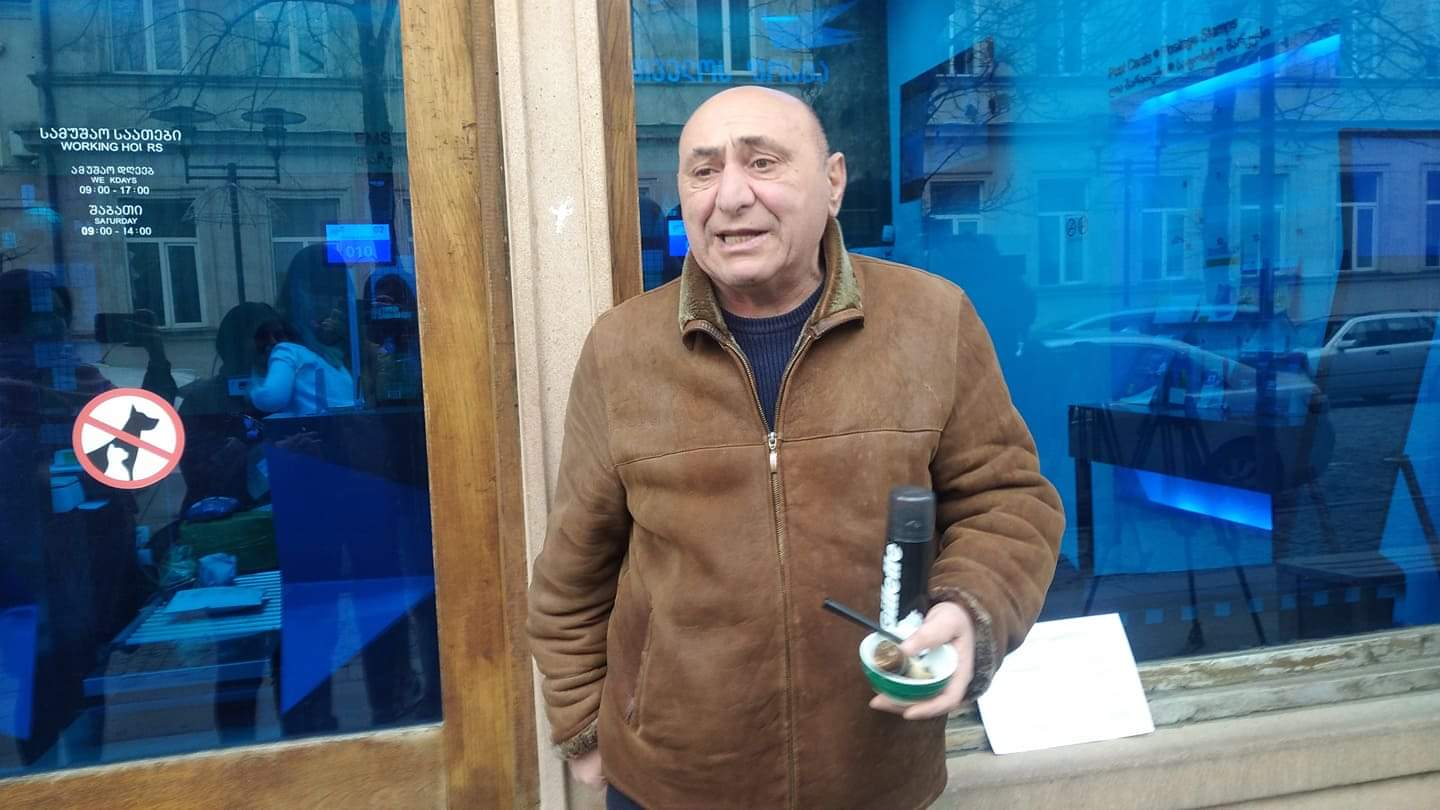 საპარსი მოწყობილობა ეროვნული ბანკის პრეზიდენტს-გოგი წულაიას მორიგი პერფორმანსი
