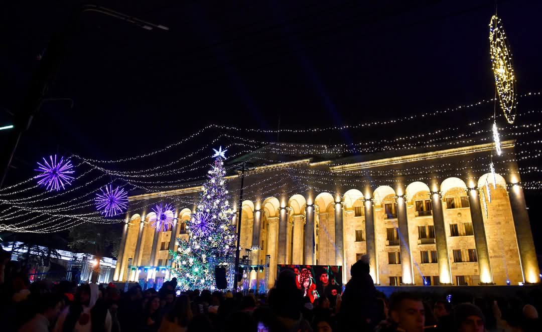 თბილისში ნაძვის ხეს ღონისძიებების გარეშე აანთებენ