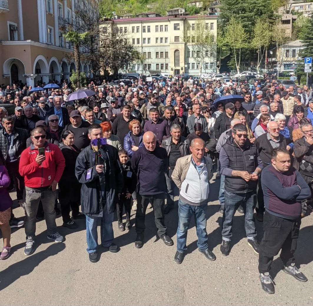 ჭიათურლებს მანგანუმი წყევლას გვექცა-მაღაროელები პრემიერს მიმართავენ