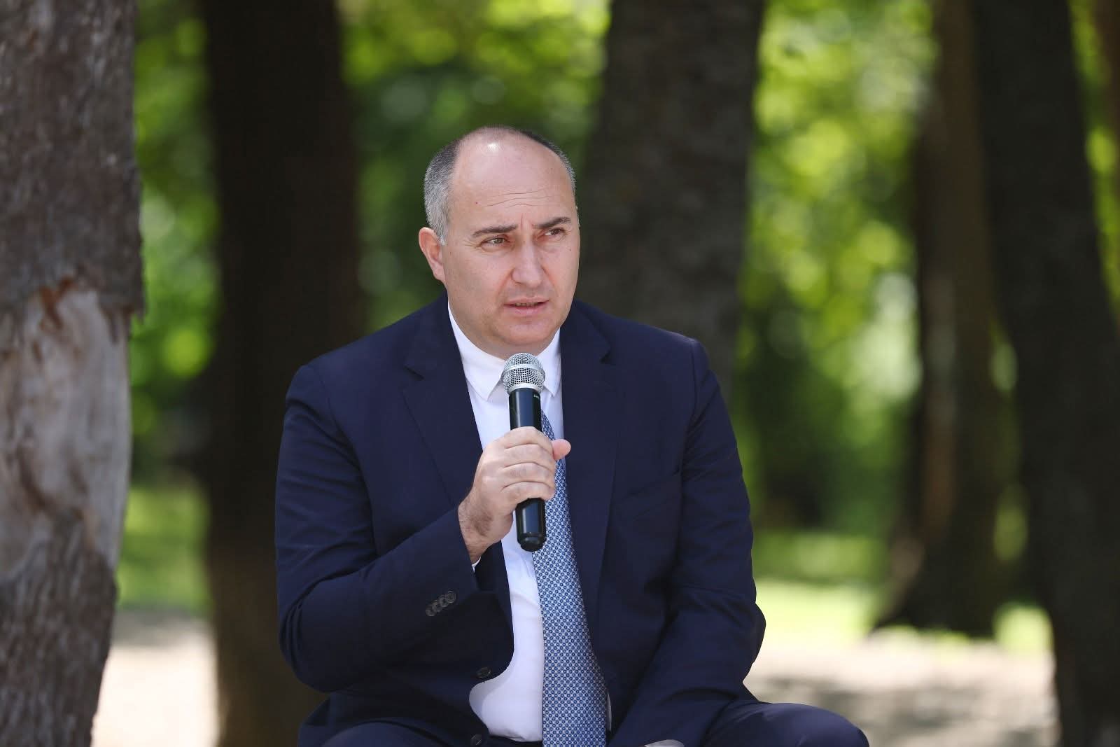 თავდაცვის ყოფილი მინისტრი დააკავეს