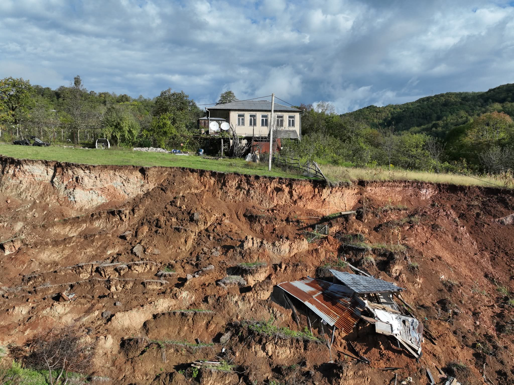 ინფრასტრუქტურის მინისტრი ხარაგაულის მუნიციპალიტეტის დამეწყრილ სოფლებში იმყოფებოდა 