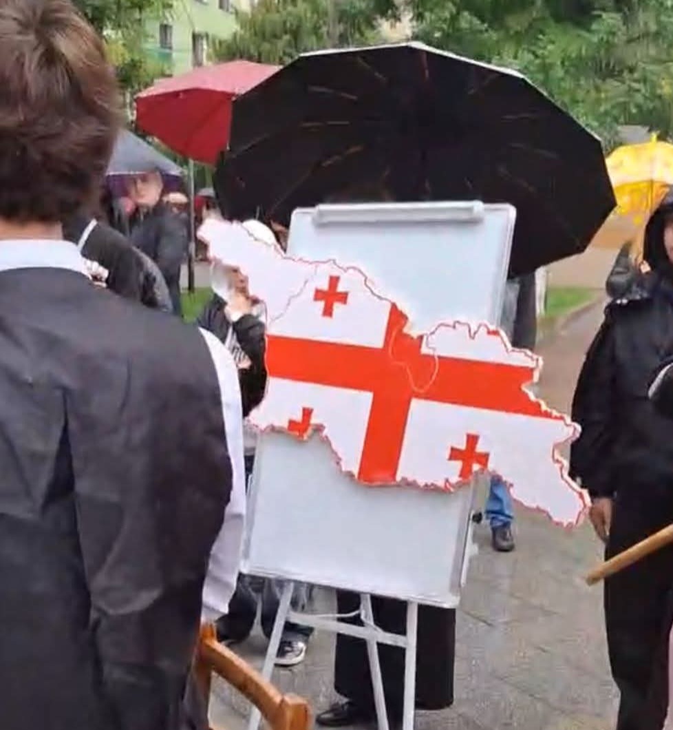 ეს იყო სკოლის მოსწავლეების მიერ მომზადებული დადგმა, რომლის დასასრულს, ბავშვებმა გაამთლიანეს საქართველო-ჭიათურის მერია