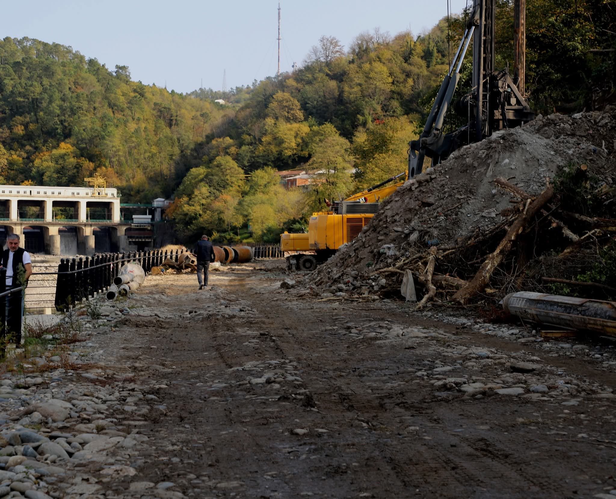 მწვანე ყვავილას ქუჩაზე რკინაბეტონის კედლის მოწყობა დაიწყო