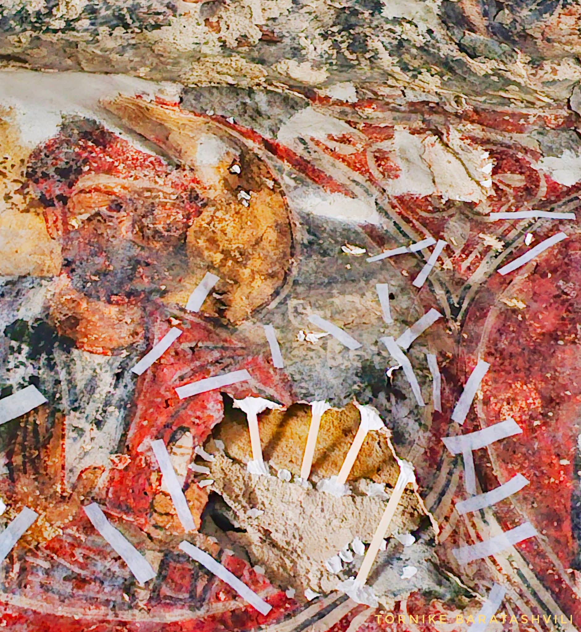 ფრესკა, ნალესობა უმძიმეს მდგომარეობაშია-საჩხერეში,16-ე საუკუნის ეკლესიის კედლის მხატვრობა დაზიანებულია