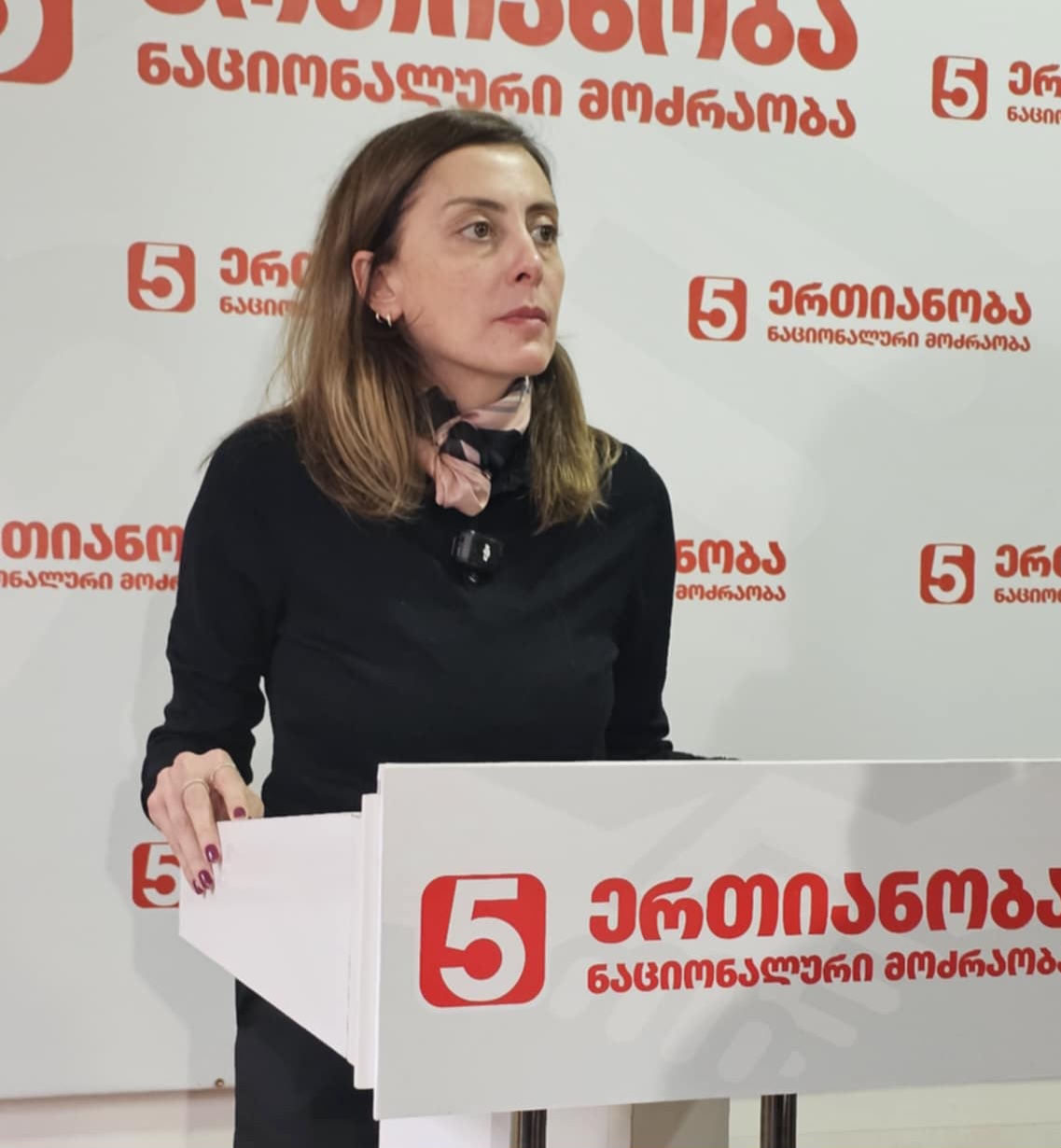 ხატია დეკანოიძე ქუთაისში საარჩევნო უბნებზე არსებულ დარღვევებზე საუბრობს
