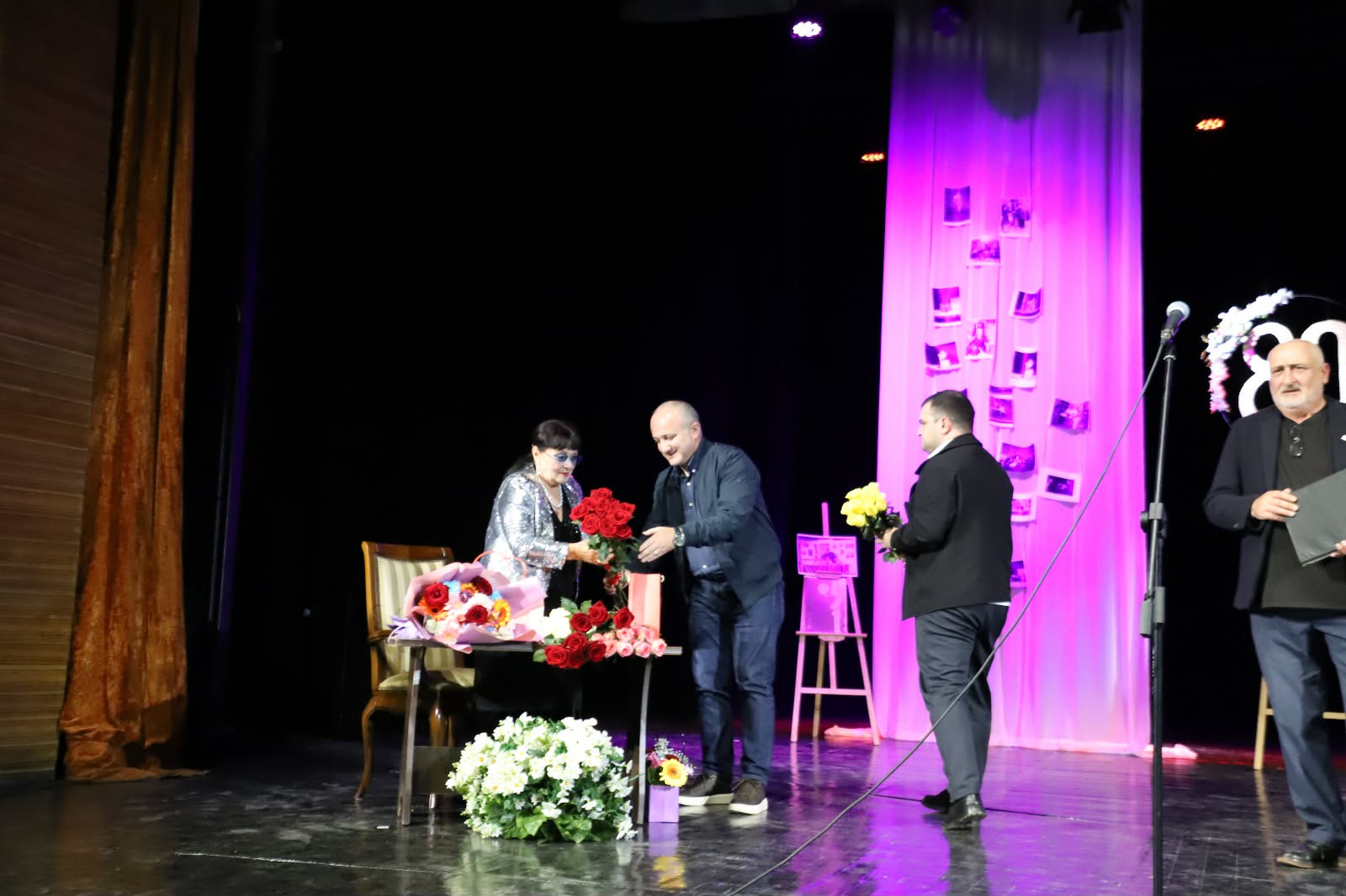 ბაღდათის სახალხო თეატრის მსახიობს 80 წლის იუბილე მიულოცეს