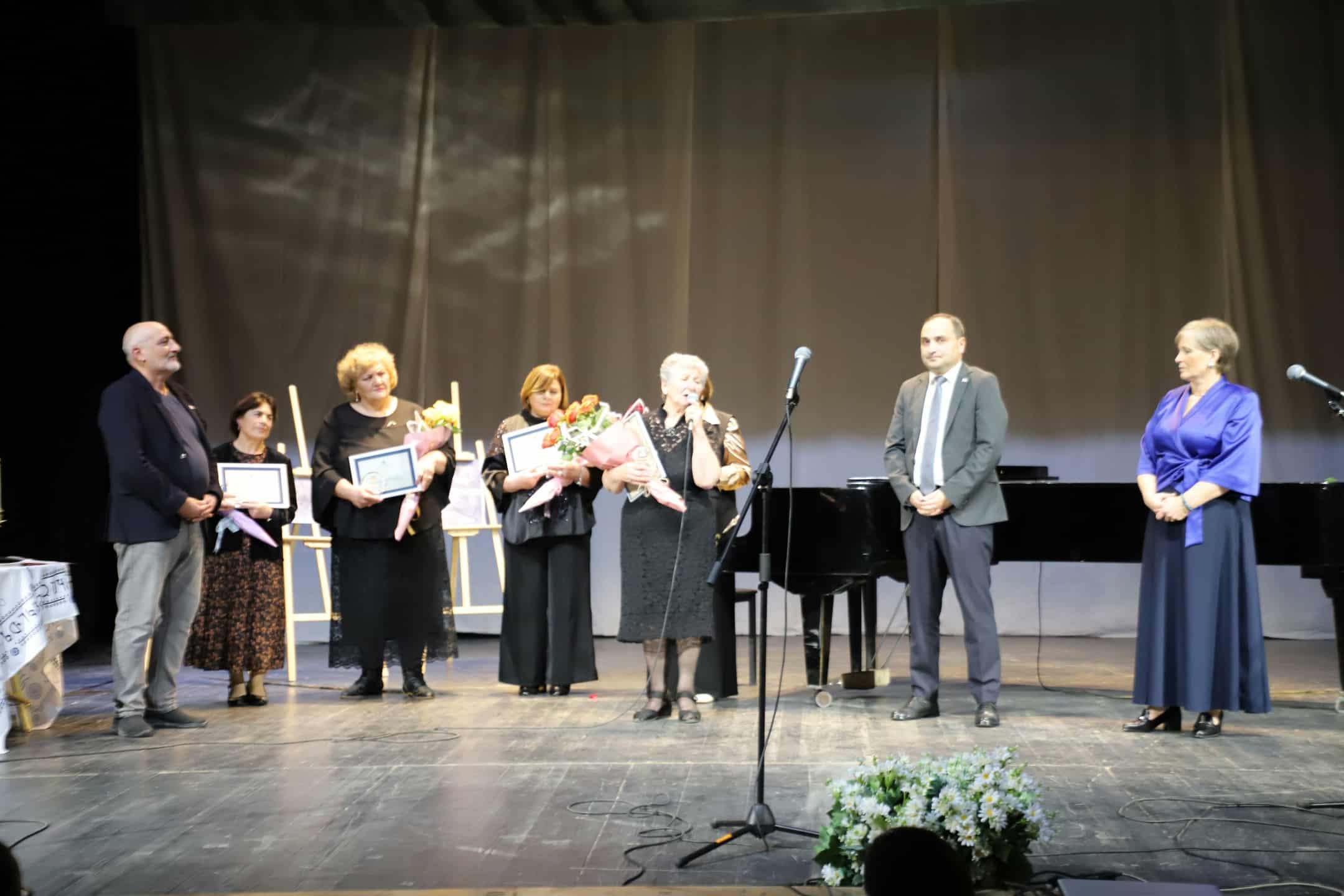 ბაღდათში ღვაწლმოსილი პედაგოგები  დააჯილდოვეს 