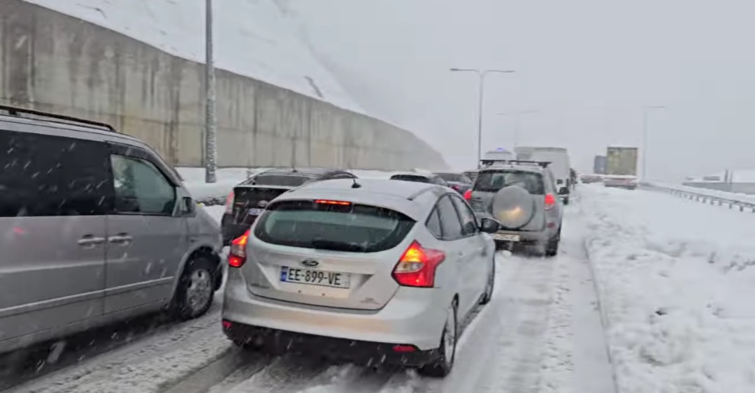 რიკოთის უღელტეხილზე თოვს-მოძრაობა შეფერხებულია