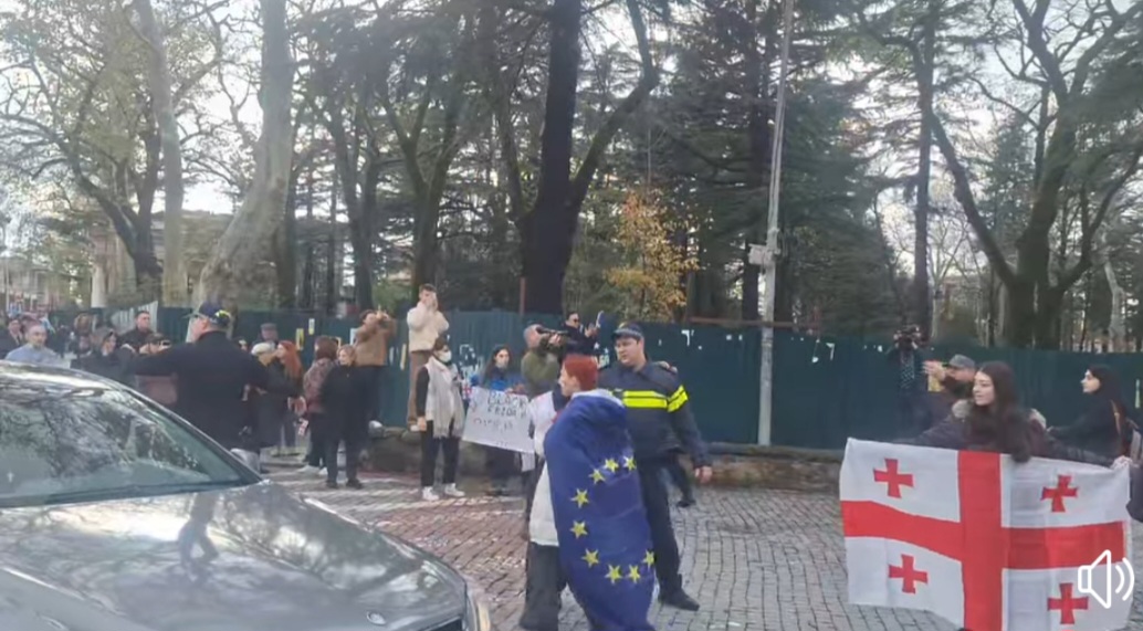 ქუთაისში დედებისა და შვილების აქციაზე ხმაურია